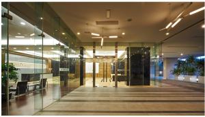 クアラルンプールにあるThe Elements @ Ampangのガラス戸のオフィスビルの空ロビー