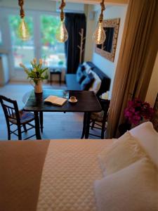 um quarto com uma cama e uma mesa e uma sala de estar em Angel's Suites em Samos