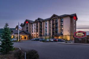 ein Hotel mit einem Schild vor einem Parkplatz in der Unterkunft Hampton Inn and Suites Coeur d'Alene in Coeur d'Alene