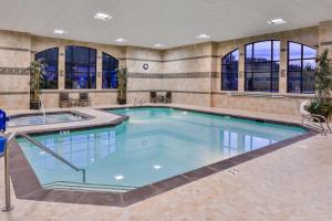 una piscina in una camera d'albergo con piscina di Hampton Inn and Suites Coeur d'Alene a Coeur d'Alene
