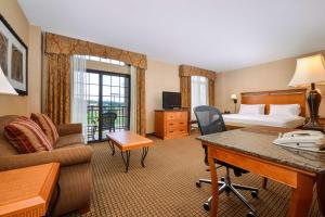 una camera d'albergo con letto e scrivania di Hampton Inn and Suites Coeur d'Alene a Coeur d'Alene