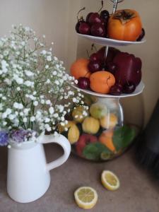 un vassoio di frutta a tre livelli con frutta e verdura di Angel's Suites a Samos
