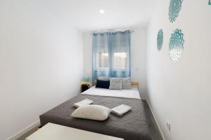 een slaapkamer met een bed met 2 kussens erop bij Zen Village Azul in Fernao Ferro