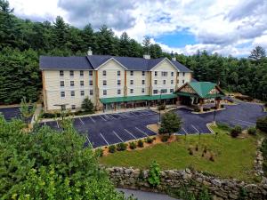 una vista aérea de un hotel con aparcamiento en Hampton Inn & Suites Cashiers - Sapphire Valley, en Sapphire