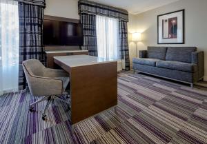 Habitación de hotel con escritorio y sofá en Hampton Inn & Suites Chicago Southland-Matteson, en Matteson