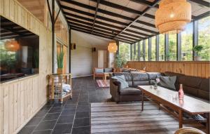エーベルトフトにあるAwesome Home In Ebeltoft With 4 Bedrooms, Sauna And Indoor Swimming Poolのリビングルーム(ソファ、テーブル付)