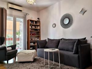 uma sala de estar com um sofá azul e uma mesa em Women Only - Solo Mujeres em Sevilha