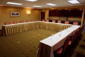 Hampton Inn & Suites Charlottesville at the University في شارلوتسفيل: قاعة المؤتمرات مع طاولة وكراسي طويلة