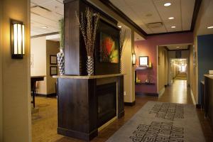 雪松城的住宿－錫達城漢普頓酒店，大楼中央设有壁炉的走廊