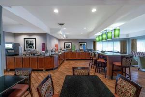 a restaurant with tables and chairs and a bar at Hampton Inn Chattanooga/Hixson in Hixson