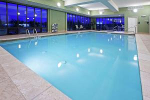 查塔努加的住宿－北查塔努加希爾頓恆庭酒店，大楼里一个蓝色的大泳池