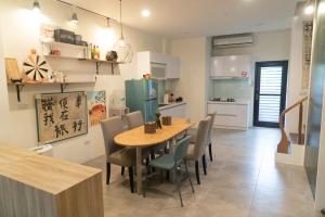 - une cuisine et une salle à manger avec une table et des chaises dans l'établissement 礁溪夜室, à Jiaoxi