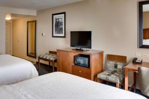 um quarto de hotel com duas camas e uma televisão de ecrã plano em Hampton Inn Chickasha em Chickasha