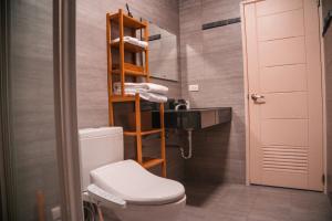 La petite salle de bains est pourvue de toilettes et d'un lavabo. dans l'établissement 礁溪夜室, à Jiaoxi