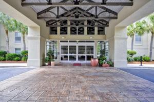 un vestíbulo vacío de un edificio con palmeras en Hampton Inn & Suites Charleston/Mt. Pleasant-Isle Of Palms, en Charleston