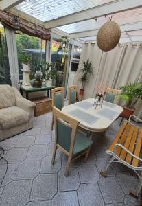 a patio with a table and chairs and a couch at Zimmer mit optimaler Verkehrsanbindung und vielen Extras in Berlin-Rudow in Berlin