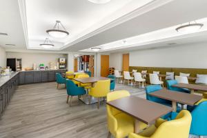 a cafeteria with tables and chairs and a counter at Comfort Inn & Suites Glenwood Springs On The River in Glenwood Springs