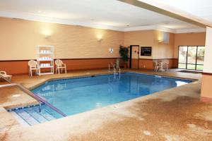 uma grande piscina num quarto de hotel com um hotel em Hampton Inn Cedar Rapids em Cedar Rapids