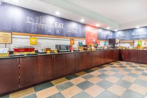 a fast food restaurant with a long line of counters at Hampton Inn Cedar Rapids in Cedar Rapids