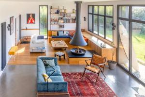 - un salon avec un canapé bleu et des chaises dans l'établissement Somptueuse Villa Familiale Proche Port de Vannes, à Vannes