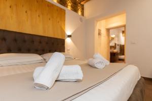 a bedroom with two beds with towels on them at Giorgiapartaments Bronze esclusive in Venice