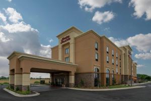 uma representação da frente de um hotel em Hampton Inn & Suites Clarksville em Clarksville