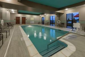 a large swimming pool in a hotel room at Hampton Inn & Suites Clarksville in Clarksville