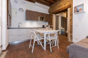 a kitchen with a white table and chairs in a room at Giorgiapartaments Bronze esclusive in Venice