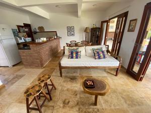 ein Wohnzimmer mit einem Sofa und einem Tisch in der Unterkunft Corais de Flecheiras in Trairi
