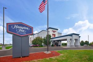 ein Schild für ein Hampton Inn mit amerikanischer Flagge in der Unterkunft Hampton Inn Clarion in Clarion