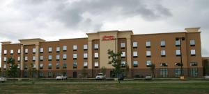 Un gran edificio con coches aparcados delante. en Hampton Inn & Suites Cleveland-Mentor, en Mentor