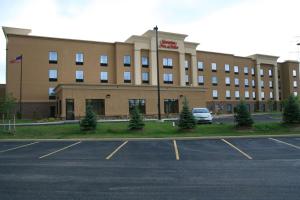 a building with a parking lot in front of it at Hampton Inn & Suites Cleveland-Mentor in Mentor