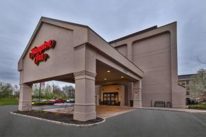 uma vista frontal de um edifício com uma placa em Hampton Inn Clinton em Clinton