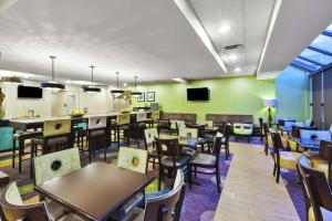 comedor con mesas, sillas y paredes verdes en Hampton Inn Clinton, en Clinton