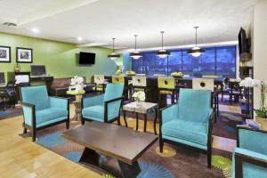 柯林頓的住宿－克林頓漢普頓酒店，客厅配有蓝色的椅子和桌子