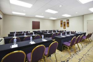 uma sala de conferências com mesas e cadeiras e um pódio em Hampton Inn Clinton em Clinton