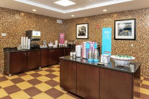 Принадлежности для чая и кофе в Hampton Inn & Suites Cleveland-Airport/Middleburg Heights