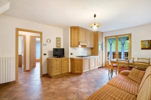 una cucina e un soggiorno con divano e tavolo di Casa Michela Trilocale a Valfurva
