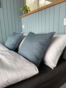 2 almohadas sentadas en una cama en una habitación en Amma Jóna, en Hvolsvöllur