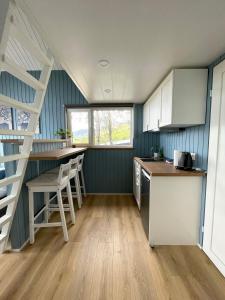 una pequeña cocina con encimera y escalera en Amma Jóna, en Hvolsvöllur