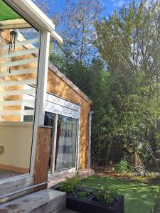 een veranda van een huis met een raam bij Maison proche rivière in Ruoms