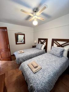 ティアスにあるThe Sallies - 3 bedroom villa with private poolのベッドルーム1室(ベッド2台、シーリングファン付)