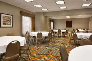 una sala conferenze con tavoli e sedie bianchi di Hampton Inn & Suites Largo a Largo