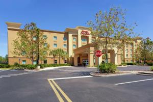 ein Stoppschild vor einem Hotel in der Unterkunft Hampton Inn & Suites Port Richey in Port Richey