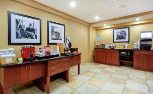 uma sala de espera num restaurante de fast food em Hampton Inn & Suites Port Richey em Port Richey