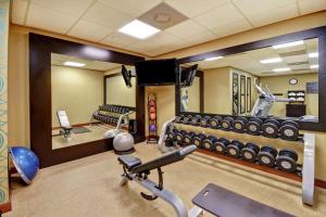 een fitnessruimte met een spiegel en een fitnessruimte bij Homewood Suites by Hilton Tampa-Port Richey in Port Richey