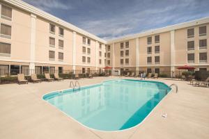 a large swimming pool in front of a building at Hampton Inn Columbus-International Airport in Gahanna