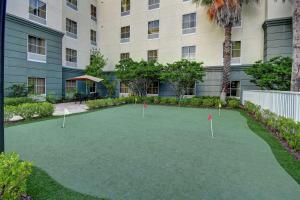 un campo de golf frente a un edificio en Homewood Suites by Hilton Tampa-Port Richey, en Port Richey