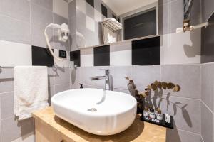 A bathroom at Wind Suit