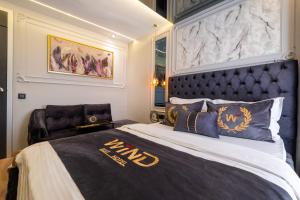 A bed or beds in a room at Wind Suit
